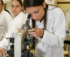 CEEP Curitiba - Centro Estadual de Educação Profissional de Curitiba, novos equipamentos para os laboratórios. 26-11-13.