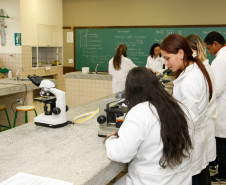 CEEP Curitiba - Centro Estadual de Educação Profissional de Curitiba, novos equipamentos para os laboratórios. 26-11-13.