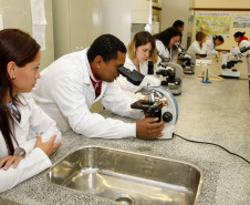 CEEP Curitiba - Centro Estadual de Educação Profissional de Curitiba, novos equipamentos para os laboratórios. 26-11-13.