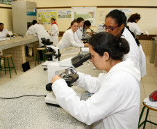CEEP Curitiba - Centro Estadual de Educação Profissional de Curitiba, novos equipamentos para os laboratórios. 26-11-13.