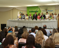 Encontro Estadual de Alfabetização e Educação de Jovens e Adultos (EJA) reúne os 399 secretários municipais de Educação do Paraná. <br />
<br />
Veja mais fotos em: <a href=" http://www.flickr.com/photos/flavioarns/sets/72157638340611965/page2/" target="_blank"> http://www.flickr.com/photos/flavioarns </a>
