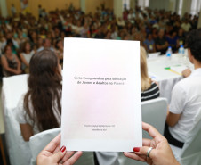 Encontro Estadual de Alfabetização e Educação de Jovens e Adultos (EJA) reúne os 399 secretários municipais de Educação do Paraná. <br />
<br />
Veja mais fotos em: <a href=" http://www.flickr.com/photos/flavioarns/sets/72157638340611965/page2/" target="_blank"> http://www.flickr.com/photos/flavioarns </a>