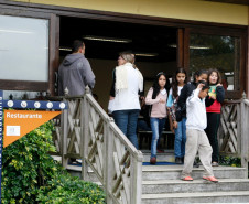 12-06-13 - Alunos dos Colégios Estaduais visitam a Vila da Cidadania na cidade de Piraquara, Cidade Mirim.