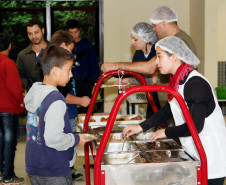 12-06-13 - Alunos dos Colégios Estaduais visitam a Vila da Cidadania na cidade de Piraquara, Cidade Mirim, na foto alunos no refeitório almoçando.