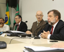 Flávio Arns entregou novos equipamentos de informática aos representantes do Conselho Estadual de Educação. <br />
<br />
Veja mais fotos em: <a href=" http://www.flickr.com/photos/flavioarns/sets/72157638509200814/" target="_blank"> http://www.flickr.com/photos/flavioarns </a>