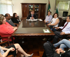 Flávio Arns entregou novos equipamentos de informática aos representantes do Conselho Estadual do Magistério e do Conselho Estadual de Educação. <br />
<br />
Veja mais fotos em: <a href=" http://www.flickr.com/photos/flavioarns/sets/72157638508433636/" target="_blank"> http://www.flickr.com/photos/flavioarns </a>