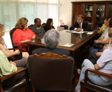 Flávio Arns entregou novos equipamentos de informática aos representantes do Conselho Estadual do Magistério e do Conselho Estadual de Educação. <br />
<br />
Veja mais fotos em: <a href=" http://www.flickr.com/photos/flavioarns/sets/72157638508433636/" target="_blank"> http://www.flickr.com/photos/flavioarns </a>