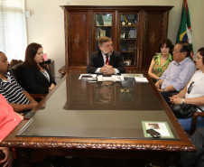 Flávio Arns entregou novos equipamentos de informática aos representantes do Conselho Estadual do Magistério e do Conselho Estadual de Educação. <br />
<br />
Veja mais fotos em: <a href=" http://www.flickr.com/photos/flavioarns/sets/72157638508433636/" target="_blank"> http://www.flickr.com/photos/flavioarns </a>