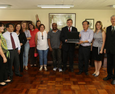 Flávio Arns entregou novos equipamentos de informática aos representantes do Conselho Estadual do Magistério e do Conselho Estadual de Educação. <br />
<br />
Veja mais fotos em: <a href=" http://www.flickr.com/photos/flavioarns/sets/72157638508433636/" target="_blank"> http://www.flickr.com/photos/flavioarns </a>