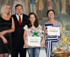 “A Arte de contar e poetizar o pão" é incentivo para o uso da língua portuguesa na produção de contos e poemas sobre importância social, econômica e cultural do pão. Na foto, a primeira colocada na categoria conto, Marcia Daniela Pianaro Valenga, do Colégio Estadual Trajano Grácia, em Irati.