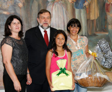 “A Arte de contar e poetizar o pão" é incentivo para o uso da língua portuguesa na produção de contos e poemas sobre importância social, econômica e cultural do pão. Na foto, a segunda colocada na categoria poesia, Liriane Evers dos Santos, do Colégio Estadual do Campo Terra Boa, em Campina Grande do Sul.