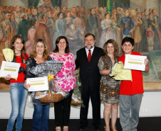 “A Arte de contar e poetizar o pão" é incentivo para o uso da língua portuguesa na produção de contos e poemas sobre importância social, econômica e cultural do pão. Na foto a terceira colocada na categoria conto, Priscila Loch, do Colégio Estadual Dom Pedro I, em Pitanga, e o terceiro colocado na categoria poesia, Arthur Cechele dos Santos, do Colégio Estadual Dom Pedro I, em Pitanga.