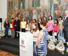 “A Arte de contar e poetizar o pão" é incentivo para o uso da língua portuguesa na produção de contos e poemas sobre importância social, econômica e cultural do pão. Na foto, Marcia Daniela Pianaro Valenga, do Colégio Estadual Trajano Grácia, em Irati, lê seu conto vencedor.