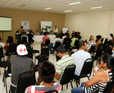 Representantes da etnia indígena xetá estão reunidos em Curitiba para debater educação, saúde e a demarcação de terras indígenas no estado. 10-12-13.