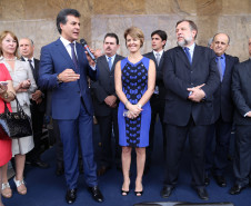 São 115 veículos, que beneficiarão cerca de 3 mil alunos de Apaes e outras instituições em vários municípios e regiões. A entrega foi feita no Palácio Iguaçu, junto com o vice-governador e secretário da Educação, Flávio Arns. <br />
<br />
Veja mais fotos em: <a href="http://www.flickr.com/photos/flavioarns/sets/72157638554927144/" target="_blank"> http://www.flickr.com/photos/flavioarns </a>
