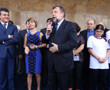São 115 veículos, que beneficiarão cerca de 3 mil alunos de Apaes e outras instituições em vários municípios e regiões. A entrega foi feita no Palácio Iguaçu, junto com o vice-governador e secretário da Educação, Flávio Arns. <br />
<br />
Veja mais fotos em: <a href="http://www.flickr.com/photos/flavioarns/sets/72157638554927144/" target="_blank"> http://www.flickr.com/photos/flavioarns </a>