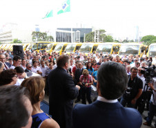 São 115 veículos, que beneficiarão cerca de 3 mil alunos de Apaes e outras instituições em vários municípios e regiões. A entrega foi feita no Palácio Iguaçu, junto com o vice-governador e secretário da Educação, Flávio Arns. <br />
<br />
Veja mais fotos em: <a href="http://www.flickr.com/photos/flavioarns/sets/72157638554927144/" target="_blank"> http://www.flickr.com/photos/flavioarns </a>