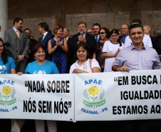 São 115 veículos, que beneficiarão cerca de 3 mil alunos de Apaes e outras instituições em vários municípios e regiões. A entrega foi feita no Palácio Iguaçu, junto com o vice-governador e secretário da Educação, Flávio Arns. <br />
<br />
Veja mais fotos em: <a href="http://www.flickr.com/photos/flavioarns/sets/72157638554927144/" target="_blank"> http://www.flickr.com/photos/flavioarns </a>