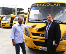 São 115 veículos, que beneficiarão cerca de 3 mil alunos de Apaes e outras instituições em vários municípios e regiões. A entrega foi feita no Palácio Iguaçu, junto com o vice-governador e secretário da Educação, Flávio Arns. <br />
<br />
Veja mais fotos em: <a href="http://www.flickr.com/photos/flavioarns/sets/72157638554927144/" target="_blank"> http://www.flickr.com/photos/flavioarns </a>