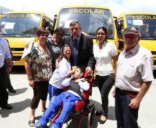 São 115 veículos, que beneficiarão cerca de 3 mil alunos de Apaes e outras instituições em vários municípios e regiões. A entrega foi feita no Palácio Iguaçu, junto com o vice-governador e secretário da Educação, Flávio Arns. <br />
<br />
Veja mais fotos em: <a href="http://www.flickr.com/photos/flavioarns/sets/72157638554927144/" target="_blank"> http://www.flickr.com/photos/flavioarns </a>