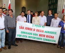 São 115 veículos, que beneficiarão cerca de 3 mil alunos de Apaes e outras instituições em vários municípios e regiões. A entrega foi feita no Palácio Iguaçu, junto com o vice-governador e secretário da Educação, Flávio Arns. <br />
<br />
Veja mais fotos em: <a href="http://www.flickr.com/photos/flavioarns/sets/72157638554927144/" target="_blank"> http://www.flickr.com/photos/flavioarns </a>