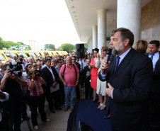 São 115 veículos, que beneficiarão cerca de 3 mil alunos de Apaes e outras instituições em vários municípios e regiões. A entrega foi feita no Palácio Iguaçu, junto com o vice-governador e secretário da Educação, Flávio Arns. <br />
<br />
Veja mais fotos em: <a href="http://www.flickr.com/photos/flavioarns/sets/72157638554927144/" target="_blank"> http://www.flickr.com/photos/flavioarns </a>