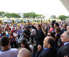 São 115 veículos, que beneficiarão cerca de 3 mil alunos de Apaes e outras instituições em vários municípios e regiões. A entrega foi feita no Palácio Iguaçu, junto com o vice-governador e secretário da Educação, Flávio Arns. <br />
<br />
Veja mais fotos em: <a href="http://www.flickr.com/photos/flavioarns/sets/72157638554927144/" target="_blank"> http://www.flickr.com/photos/flavioarns </a>