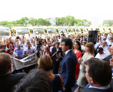 São 115 veículos, que beneficiarão cerca de 3 mil alunos de Apaes e outras instituições em vários municípios e regiões. A entrega foi feita no Palácio Iguaçu, junto com o vice-governador e secretário da Educação, Flávio Arns. <br />
<br />
Veja mais fotos em: <a href="http://www.flickr.com/photos/flavioarns/sets/72157638554927144/" target="_blank"> http://www.flickr.com/photos/flavioarns </a>