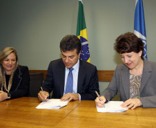 O governador Beto Richa assinou nesta quinta-feira (12/12), em Brasília, um contrato de financiamento com o Banco Mundial (Bird) que garante ao Estado o acesso a US$ 350 milhões (cerca de R$ 815 milhões) para investimentos em nove programas.