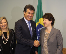O governador Beto Richa assinou nesta quinta-feira (12/12), em Brasília, um contrato de financiamento com o Banco Mundial (Bird) que garante ao Estado o acesso a US$ 350 milhões (cerca de R$ 815 milhões) para investimentos em nove programas.