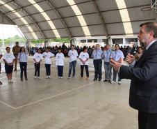 Secretário participa da fundação do primeiro grupo de escotismo de uma escola estadual. 