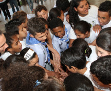 Secretário participa da fundação do primeiro grupo de escotismo de uma escola estadual. 