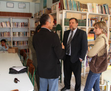 Flávio Arns aproveitou a visita à Vila Torres para conhecer a biblioteca montada com livros encontrados no lixo por catadores de papel pela Associação Jovem Cidadão de Mãos Dadas com Você.
