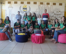 A reciclagem de pneus tornou-se tema de projeto no Colégio Estadual Helena Kolody, em Sarandi. A proposta envolveu as disciplinas de arte e de filosofia. 