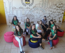 A reciclagem de pneus tornou-se tema de projeto no Colégio Estadual Helena Kolody, em Sarandi. A proposta envolveu as disciplinas de arte e de filosofia. 