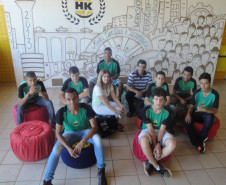 A reciclagem de pneus tornou-se tema de projeto no Colégio Estadual Helena Kolody, em Sarandi. A proposta envolveu as disciplinas de arte e de filosofia. 