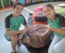 A reciclagem de pneus tornou-se tema de projeto no Colégio Estadual Helena Kolody, em Sarandi. A proposta envolveu as disciplinas de arte e de filosofia. 