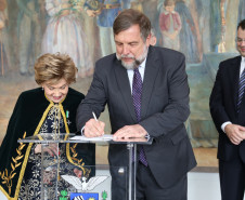 A valorização da história do Paraná será tema de educação e cultura em 2014. Parcerias com a Academia Paranaense de Letras (APL) foram assinadas nesta quinta. <br />
<br />
Veja mais fotos em: <a href=" http://www.flickr.com/photos/flavioarns/sets/72157638833448963/" target="_blank"> http://www.flickr.com/photos/flavioarns </a>