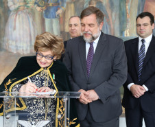 A valorização da história do Paraná será tema de educação e cultura em 2014. Parcerias com a Academia Paranaense de Letras (APL) foram assinadas nesta quinta. <br />
<br />
Veja mais fotos em: <a href=" http://www.flickr.com/photos/flavioarns/sets/72157638833448963/" target="_blank"> http://www.flickr.com/photos/flavioarns </a>