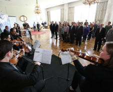 A valorização da história do Paraná será tema de educação e cultura em 2014. Parcerias com a Academia Paranaense de Letras (APL) foram assinadas nesta quinta. <br />
<br />
Veja mais fotos em: <a href=" http://www.flickr.com/photos/flavioarns/sets/72157638833448963/" target="_blank"> http://www.flickr.com/photos/flavioarns </a>