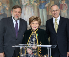 A valorização da história do Paraná será tema de educação e cultura em 2014. Parcerias com a Academia Paranaense de Letras (APL) foram assinadas nesta quinta. <br />
<br />
Veja mais fotos em: <a href=" http://www.flickr.com/photos/flavioarns/sets/72157638833448963/" target="_blank"> http://www.flickr.com/photos/flavioarns </a>