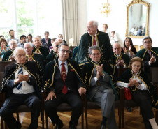 A valorização da história do Paraná será tema de educação e cultura em 2014. Parcerias com a Academia Paranaense de Letras (APL) foram assinadas nesta quinta. <br />
<br />
Veja mais fotos em: <a href=" http://www.flickr.com/photos/flavioarns/sets/72157638833448963/" target="_blank"> http://www.flickr.com/photos/flavioarns </a>