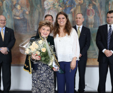 A valorização da história do Paraná será tema de educação e cultura em 2014. Parcerias com a Academia Paranaense de Letras (APL) foram assinadas nesta quinta. <br />
<br />
Veja mais fotos em: <a href=" http://www.flickr.com/photos/flavioarns/sets/72157638833448963/" target="_blank"> http://www.flickr.com/photos/flavioarns </a>