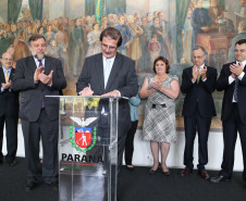 A valorização da história do Paraná será tema de educação e cultura em 2014. Parcerias com a Academia Paranaense de Letras (APL) foram assinadas nesta quinta. <br />
<br />
Veja mais fotos em: <a href=" http://www.flickr.com/photos/flavioarns/sets/72157638833448963/" target="_blank"> http://www.flickr.com/photos/flavioarns </a>