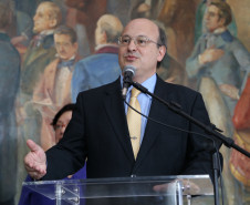 A valorização da história do Paraná será tema de educação e cultura em 2014. Parcerias com a Academia Paranaense de Letras (APL) foram assinadas nesta quinta. <br />
<br />
Veja mais fotos em: <a href=" http://www.flickr.com/photos/flavioarns/sets/72157638833448963/" target="_blank"> http://www.flickr.com/photos/flavioarns </a>