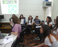Cerca de 20 alunos de 12 e 13 anos do ensino fundamental do Colégio Dona Carola, em Curitiba, participaram de uma videoconferência com estudantes finlandeses.