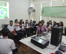 Cerca de 20 alunos de 12 e 13 anos do ensino fundamental do Colégio Dona Carola, em Curitiba, participaram de uma videoconferência com estudantes finlandeses.