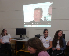 Cerca de 20 alunos de 12 e 13 anos do ensino fundamental do Colégio Dona Carola, em Curitiba, participaram de uma videoconferência com estudantes finlandeses.