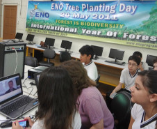 Cerca de 20 alunos de 12 e 13 anos do ensino fundamental do Colégio Dona Carola, em Curitiba, participaram de uma videoconferência com estudantes finlandeses.