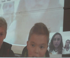 Cerca de 20 alunos de 12 e 13 anos do ensino fundamental do Colégio Dona Carola, em Curitiba, participaram de uma videoconferência com estudantes finlandeses.